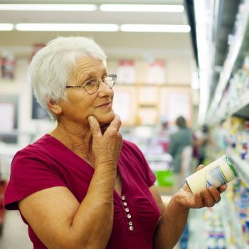 senior reading labels in grocery store to find GMO and bioengineered ingredients